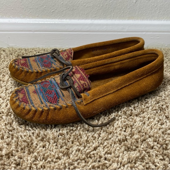 Minnetonka Genuine Leather Hardsole Embroidered Slip-on Moccasins Sz 8.5 - Picture 5 of 12